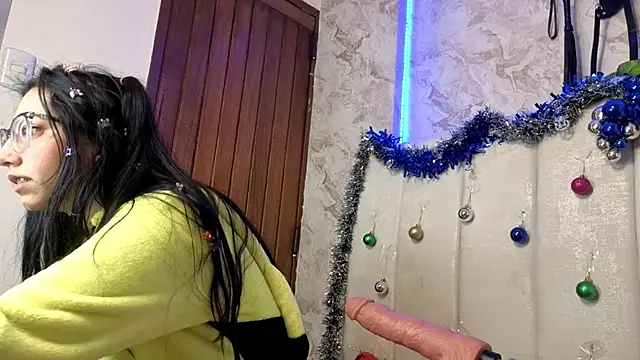 Snapshot of VioletxBloom chatting on 12-21-25, 10:11 VioletxBloom online show from 12-21-25, 10:11