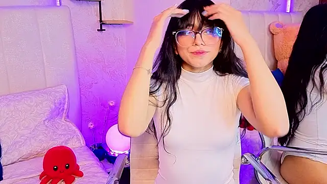 Snapshot of VioletxBloom chatting on 01-16-26, 07:29 VioletxBloom online show from 01-16-26, 07:29