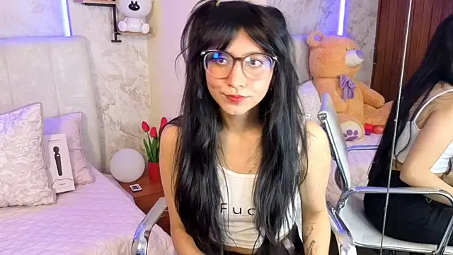 Snapshot of VioletxBloom chatting on 02-04-26, 08:36 VioletxBloom online show from 02-04-26, 08:36