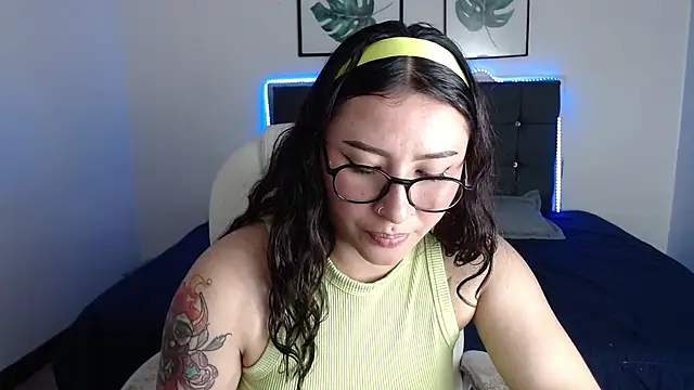 Snapshot of nicolee_8 chatting on 09-24-25, 02:15 nicolee 8 online show from 09-24-25, 02:15