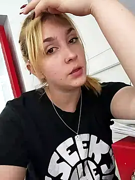 Snapshot of ayebran chatting on 10-10-25, 06:51 ayebran online show from 10-10-25, 06:51