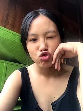 Snapshot of May_nhi chatting on 09-10-25, 02:11 May nhi online show from 09-10-25, 02:11