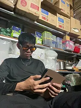 linh21107 online show from 11-05-25, 06:24