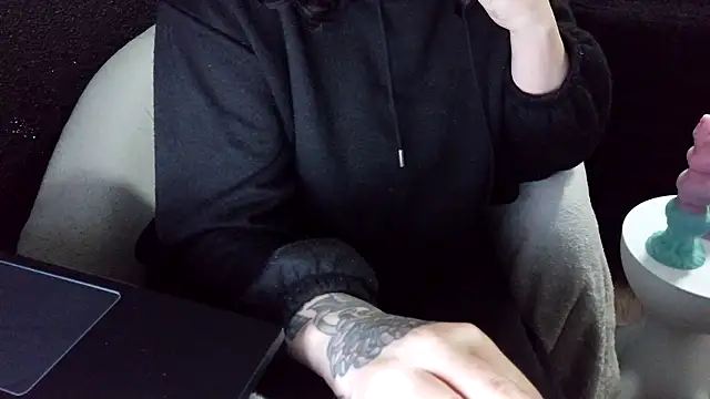 Snapshot of fetishslut4u chatting on 10-17-25, 01:25 fetishslut4u online show from 10-17-25, 01:25