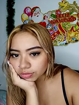 Snapshot of Emily__Hott chatting on 12-19-25, 03:02 Emily Hott online show from 12-19-25, 03:02