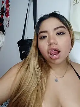 Snapshot of Emily__Hott chatting on 05-21-26, 05:47 Emily Hott online show from 05-21-26, 05:47