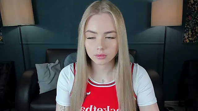 AvroraGoldie online show from 10-17-25, 10:29