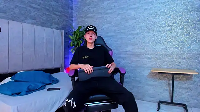 ArthurCox online show from 11-05-25, 05:35