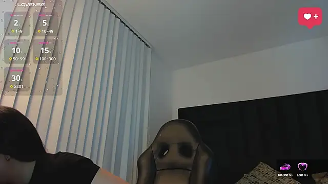 Snapshot of SaraWagner_ chatting on 09-29-25, 06:02 SaraWagner online show from 09-29-25, 06:02