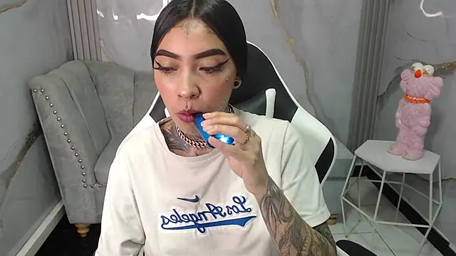 Snapshot of Ashley_Blum_v chatting on 10-07-25, 08:06 Ashley Blum v online show from 10-07-25, 08:06