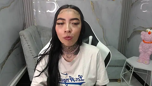 Snapshot of Ashley_Blum_v chatting on 10-08-25, 08:17 Ashley Blum v online show from 10-08-25, 08:17