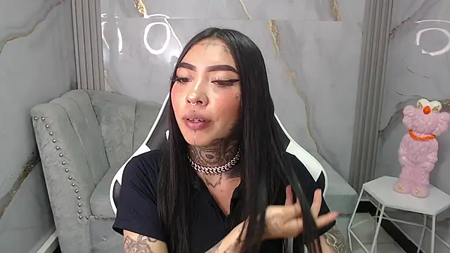 Snapshot of Ashley_Blum_v chatting on 10-14-25, 07:58 Ashley Blum v online show from 10-14-25, 07:58