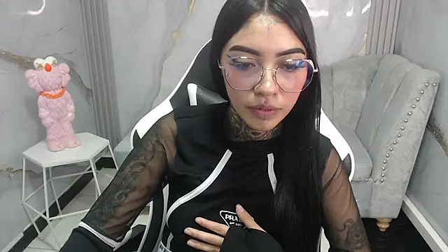 Snapshot of Ashley_Blum_v chatting on 10-25-25, 08:03 Ashley Blum v online show from 10-25-25, 08:03