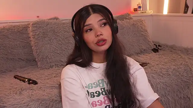 Snapshot of sophieee_art chatting on 01-12-26, 04:39 sophieee art online show from 01-12-26, 04:39