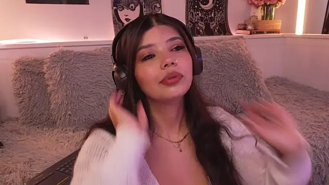 Snapshot of sophieee_art chatting on 02-08-26, 05:49 sophieee art online show from 02-08-26, 05:49