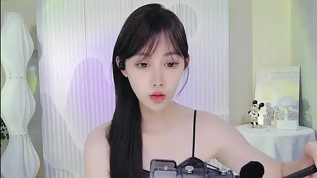 Nuan Qi online show from 10-06-25, 02:20