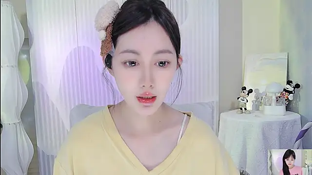 Nuan Qi online show from 10-11-25, 02:44