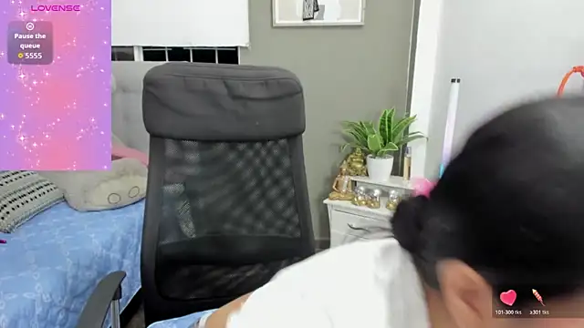 Allison 19   online show from 12-15-25, 02:27