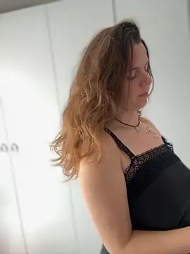 TenderLaGlamor online show from 10-16-25, 11:11