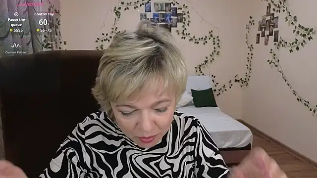 Snapshot of Rosette_Pricky chatting on 11-21-25, 03:00 Rosette Pricky online show from 11-21-25, 03:00