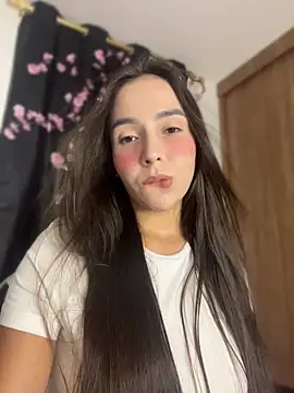 Snapshot of Scarlett05 chatting on 06-12-26, 02:21 Scarlett05 online show from 06-12-26, 02:21