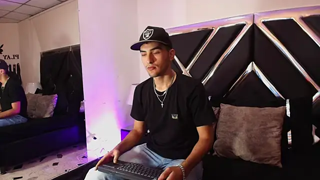 AlekRuizx online show from 10-17-25, 03:31