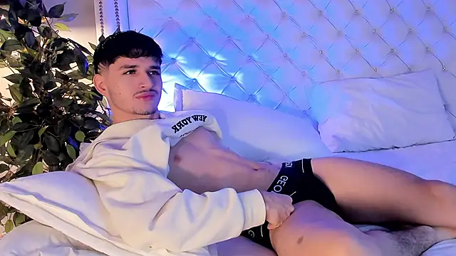 Snapshot of LiamMuller chatting on 11-21-25, 12:04 LiamMuller online show from 11-21-25, 12:04