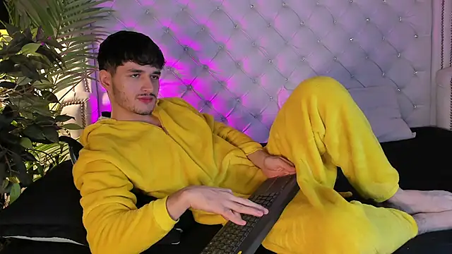 Snapshot of LiamMuller chatting on 12-03-25, 12:25 LiamMuller online show from 12-03-25, 12:25