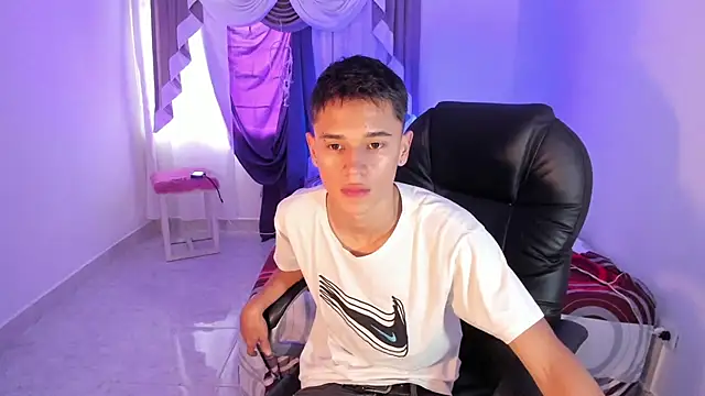 Snapshot of Aron_Boyy chatting on 09-15-25, 08:42 Aron Boyy online show from 09-15-25, 08:42