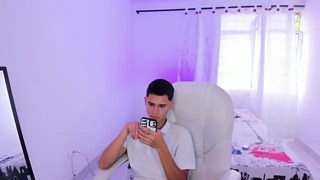 Snapshot of Aron_Boyy chatting on 09-17-25, 07:37 Aron Boyy online show from 09-17-25, 07:37