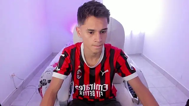 Snapshot of Aron_Boyy chatting on 09-19-25, 07:14 Aron Boyy online show from 09-19-25, 07:14