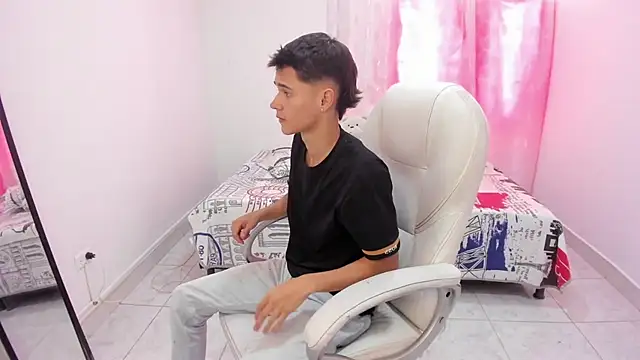 Snapshot of Aron_Boyy chatting on 09-23-25, 07:50 Aron Boyy online show from 09-23-25, 07:50