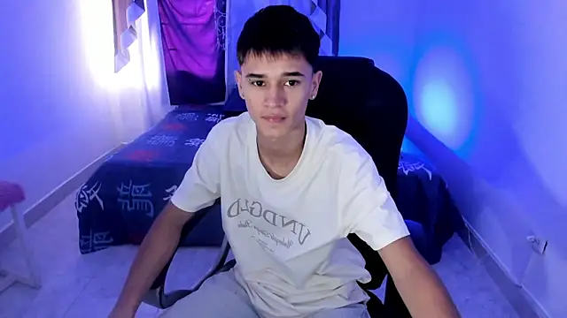 Snapshot of Aron_Boyy chatting on 10-03-25, 07:55 Aron Boyy online show from 10-03-25, 07:55