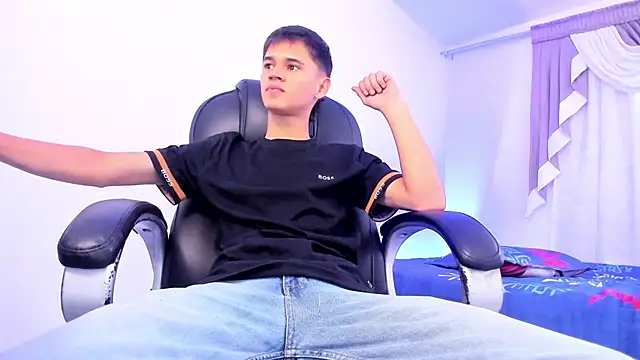 Snapshot of Aron_Boyy chatting on 10-04-25, 08:07 Aron Boyy online show from 10-04-25, 08:07