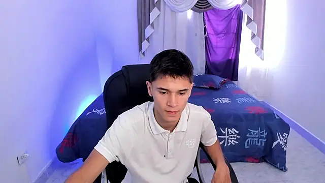 Snapshot of Aron_Boyy chatting on 10-06-25, 07:44 Aron Boyy online show from 10-06-25, 07:44