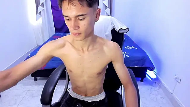 Snapshot of Aron_Boyy chatting on 10-14-25, 08:31 Aron Boyy online show from 10-14-25, 08:31