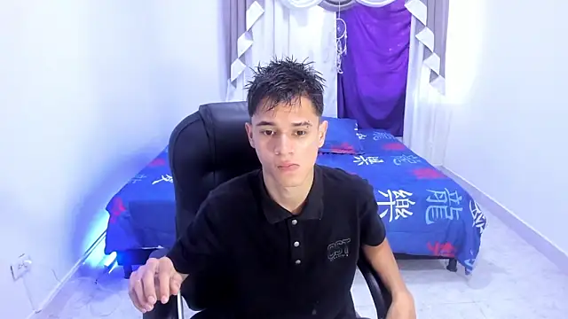 Snapshot of Aron_Boyy chatting on 10-17-25, 08:33 Aron Boyy online show from 10-17-25, 08:33