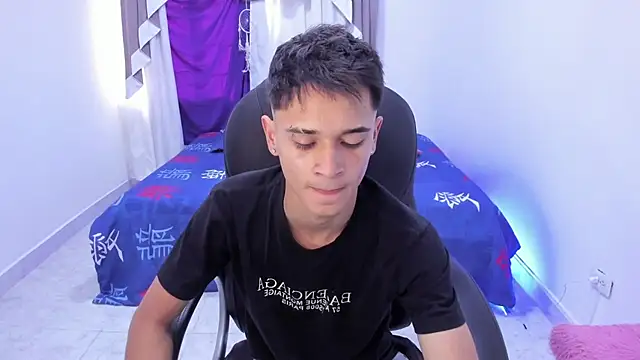 Snapshot of Aron_Boyy chatting on 10-22-25, 07:35 Aron Boyy online show from 10-22-25, 07:35