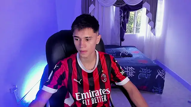 Snapshot of Aron_Boyy chatting on 10-24-25, 08:16 Aron Boyy online show from 10-24-25, 08:16