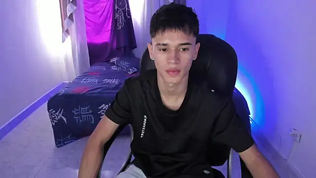 Snapshot of Aron_Boyy chatting on 10-25-25, 08:14 Aron Boyy online show from 10-25-25, 08:14