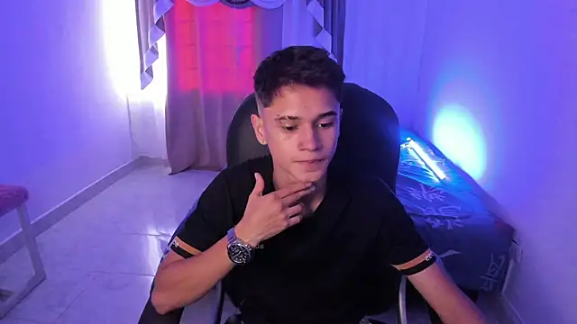 Snapshot of Aron_Boyy chatting on 11-01-25, 08:44 Aron Boyy online show from 11-01-25, 08:44