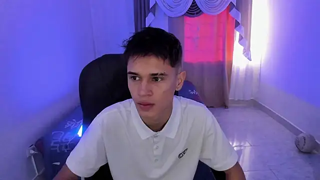 Snapshot of Aron_Boyy chatting on 11-15-25, 07:43 Aron Boyy online show from 11-15-25, 07:43