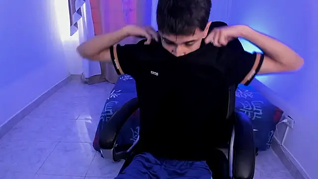 Snapshot of Aron_Boyy chatting on 11-20-25, 08:19 Aron Boyy online show from 11-20-25, 08:19