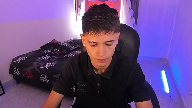 Snapshot of Aron_Boyy chatting on 12-02-25, 07:31 Aron Boyy online show from 12-02-25, 07:31