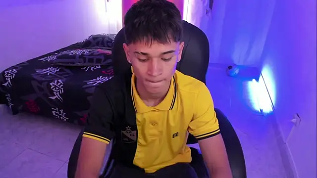 Snapshot of Aron_Boyy chatting on 12-04-25, 07:33 Aron Boyy online show from 12-04-25, 07:33