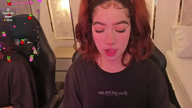 doll eyees  online show from 10-14-25, 02:23