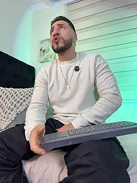 Thiago Hill online show from 02-11-26, 01:43