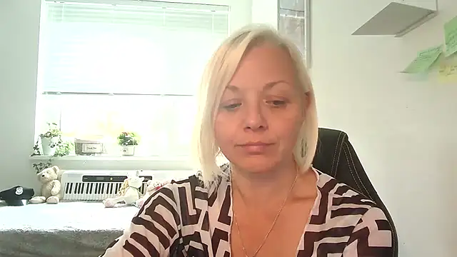 Linsy Kim online show from 10-08-25, 08:45