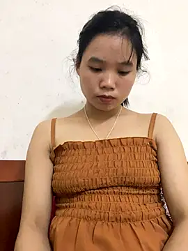 Snapshot of Ngoc-bbi chatting on 10-12-25, 11:31 Ngoc-bbi online show from 10-12-25, 11:31