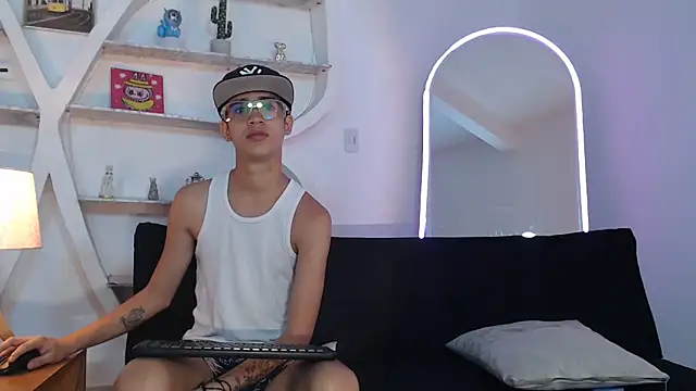 PRETTY FEM online show from 09-22-25, 01:35